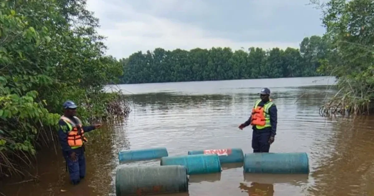Polícia no Zaire frustra tentativa de contrabando de mais de mil litros de combustível