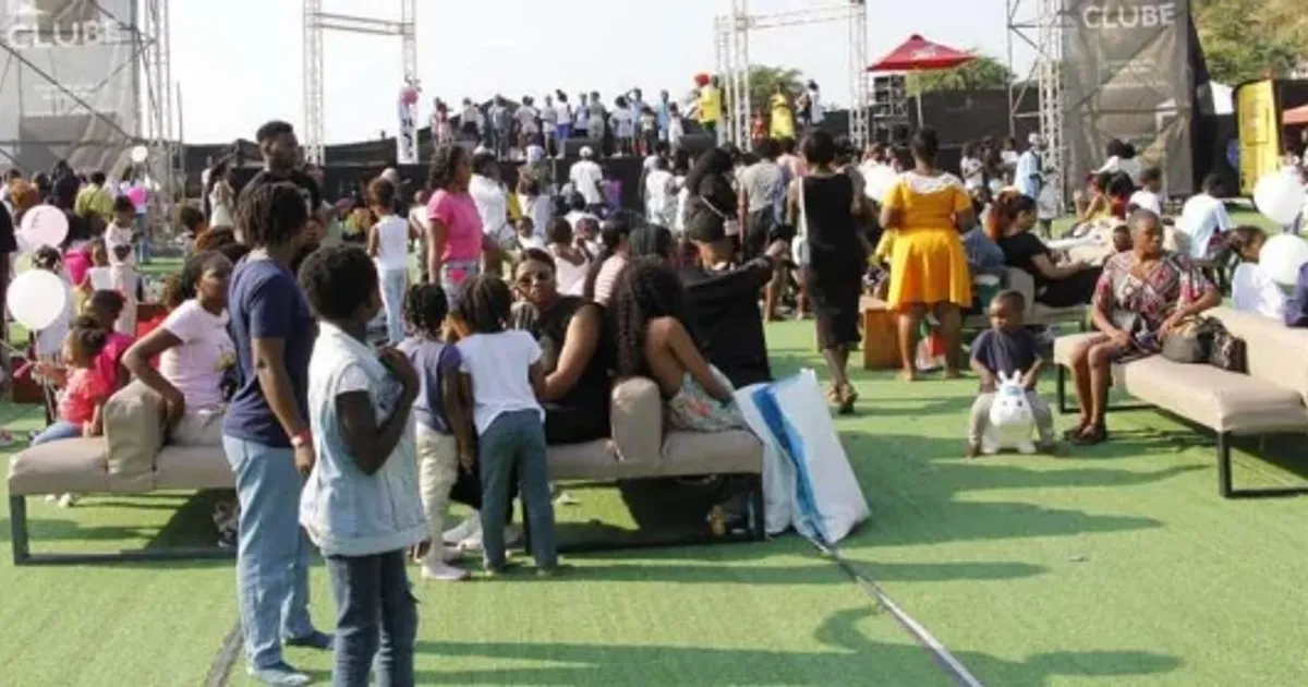 Crianças vibram diante de várias atracções em celebração à efeméride