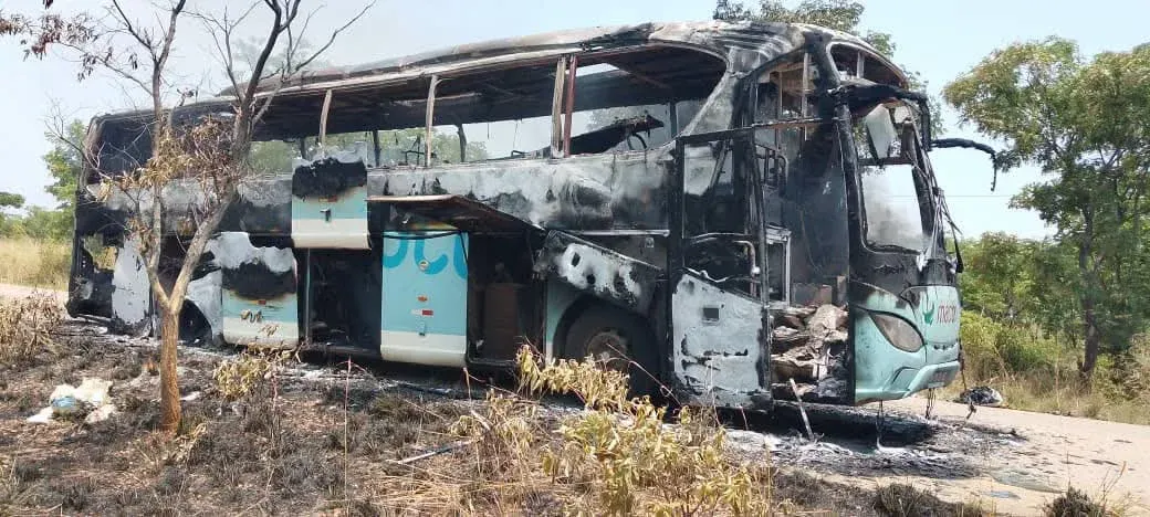 Incêndio destrói autocarro da Macon com 27 passageiros no Cubango