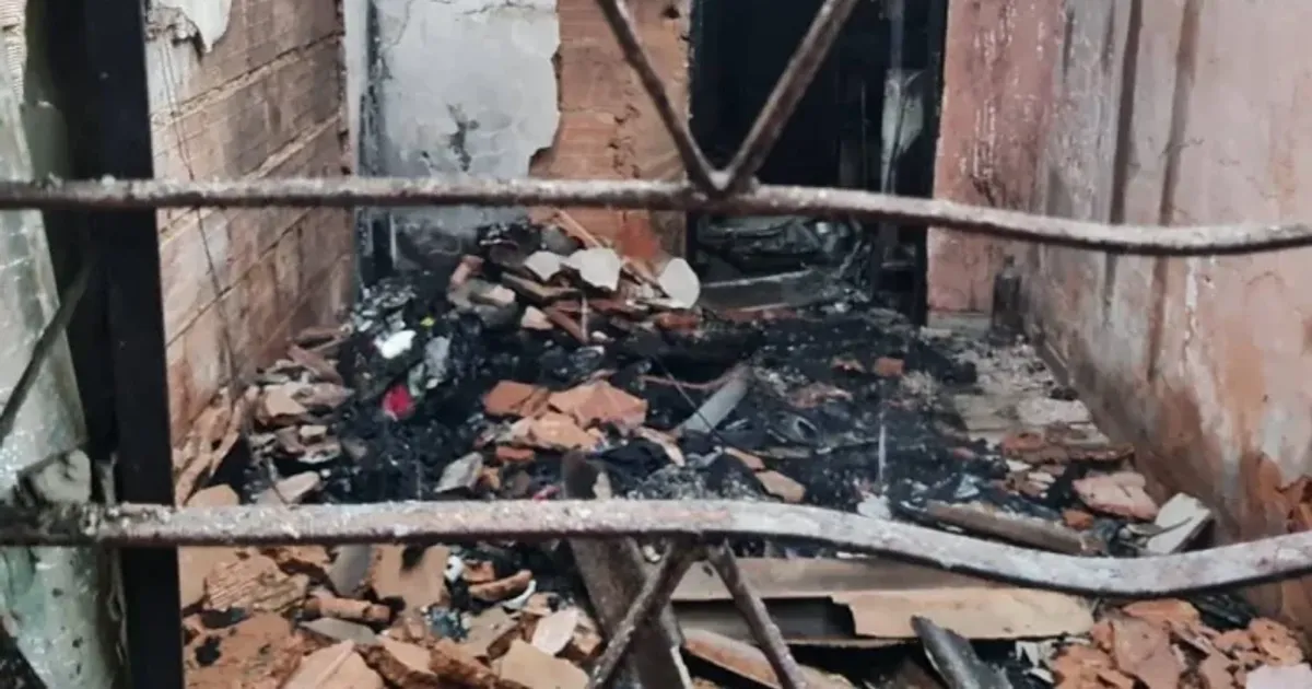Criança morre carbonizada em fogo posto pelos pais para caçar ratos