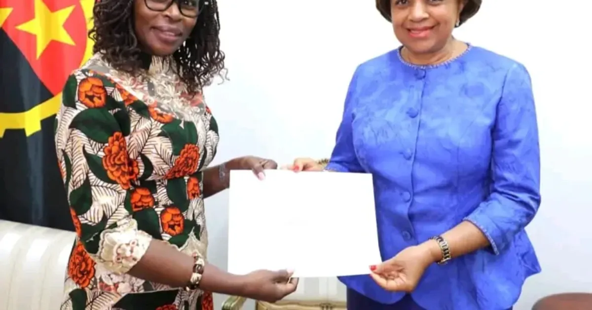 Nova embaixadora gabonesa apresenta Cartas Figuradas em Luanda