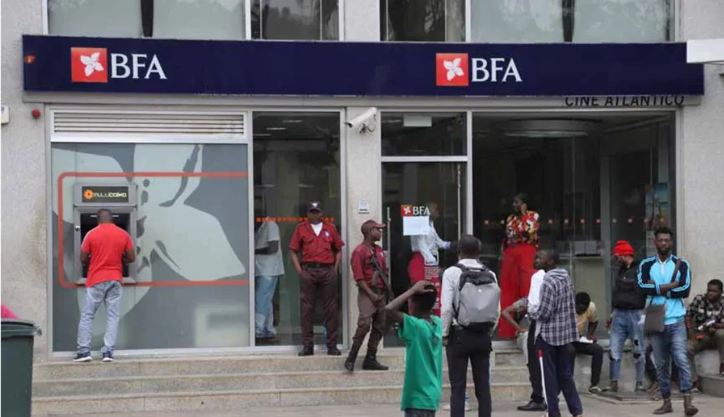 Grupo Carrinho passa a deter acções em três bancos comerciais