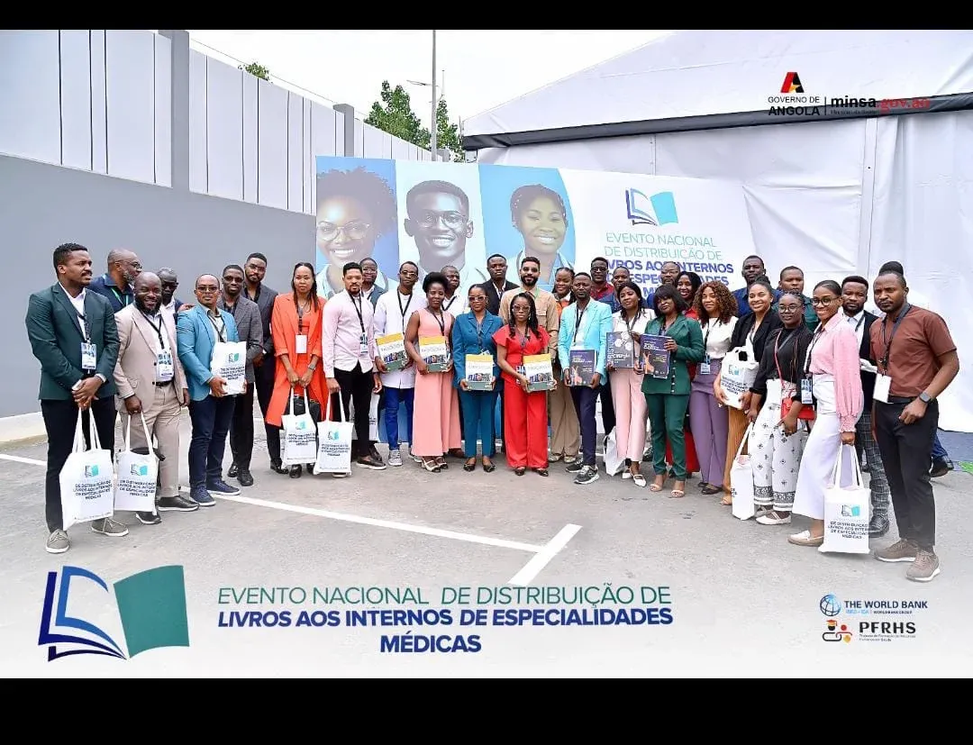 Mais de 400 médicos internos recebem livros de referência para reforçar formação especializada