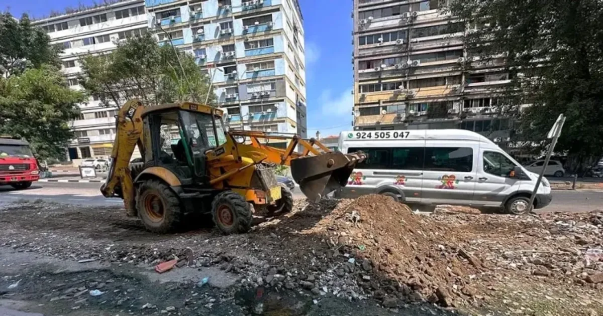 Administração da Maianga efectua remoção de entulhos na rua António Barroso/ Ferraz Bomboco