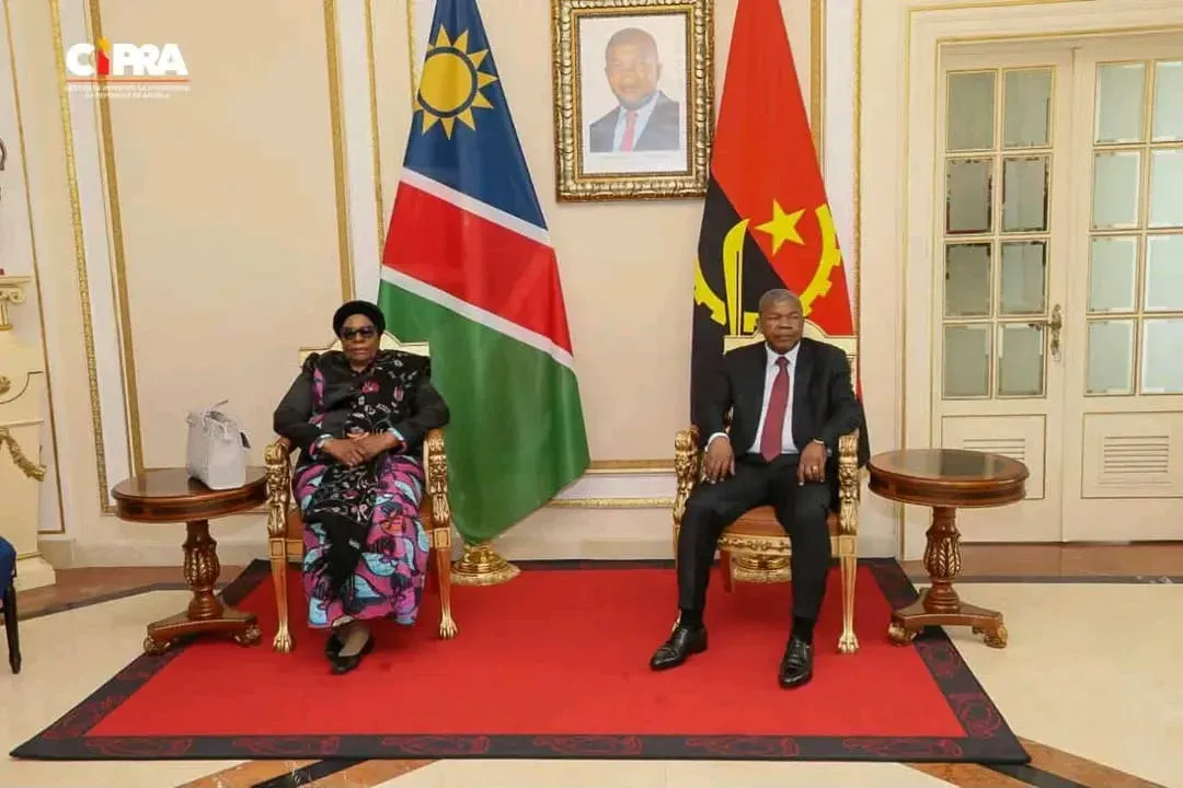 João Lourenço reúne-se com homóloga namibiana no Palácio Presidencial
