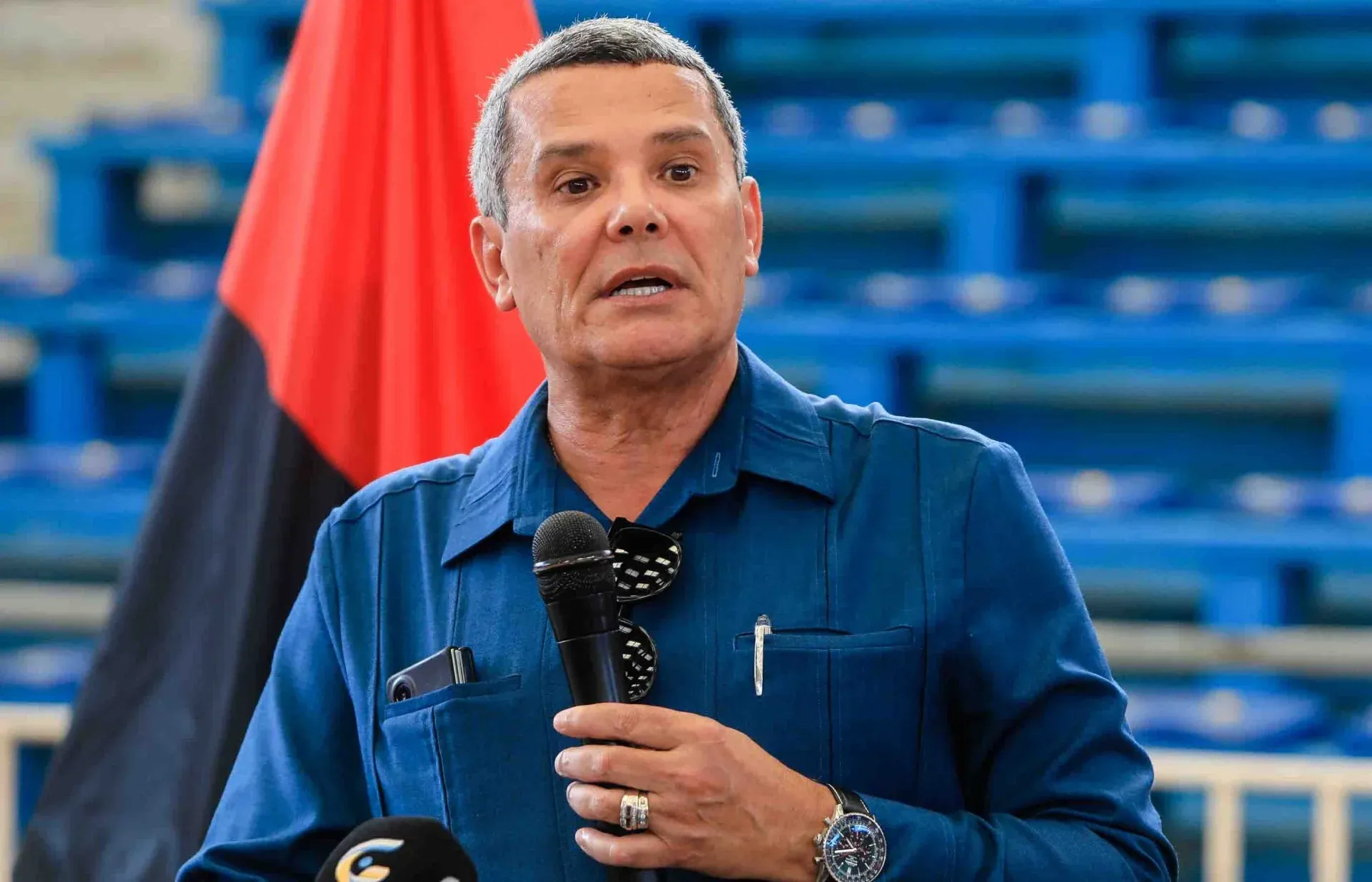Ministro Rui Falcão felicita Petro de Luanda pela conquista da Taça dos Vencedores em andebol