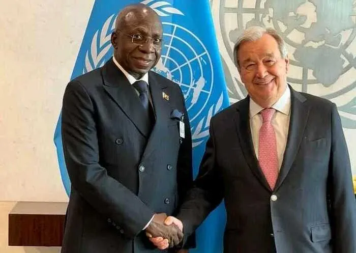 Chefe da diplomacia angolana aborda paz e desenvolvimento sustentável com líder da ONU