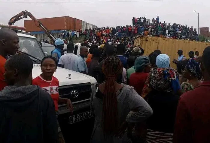 Camião com contentor embate contra viatura escolar e mata motorista em Cabinda