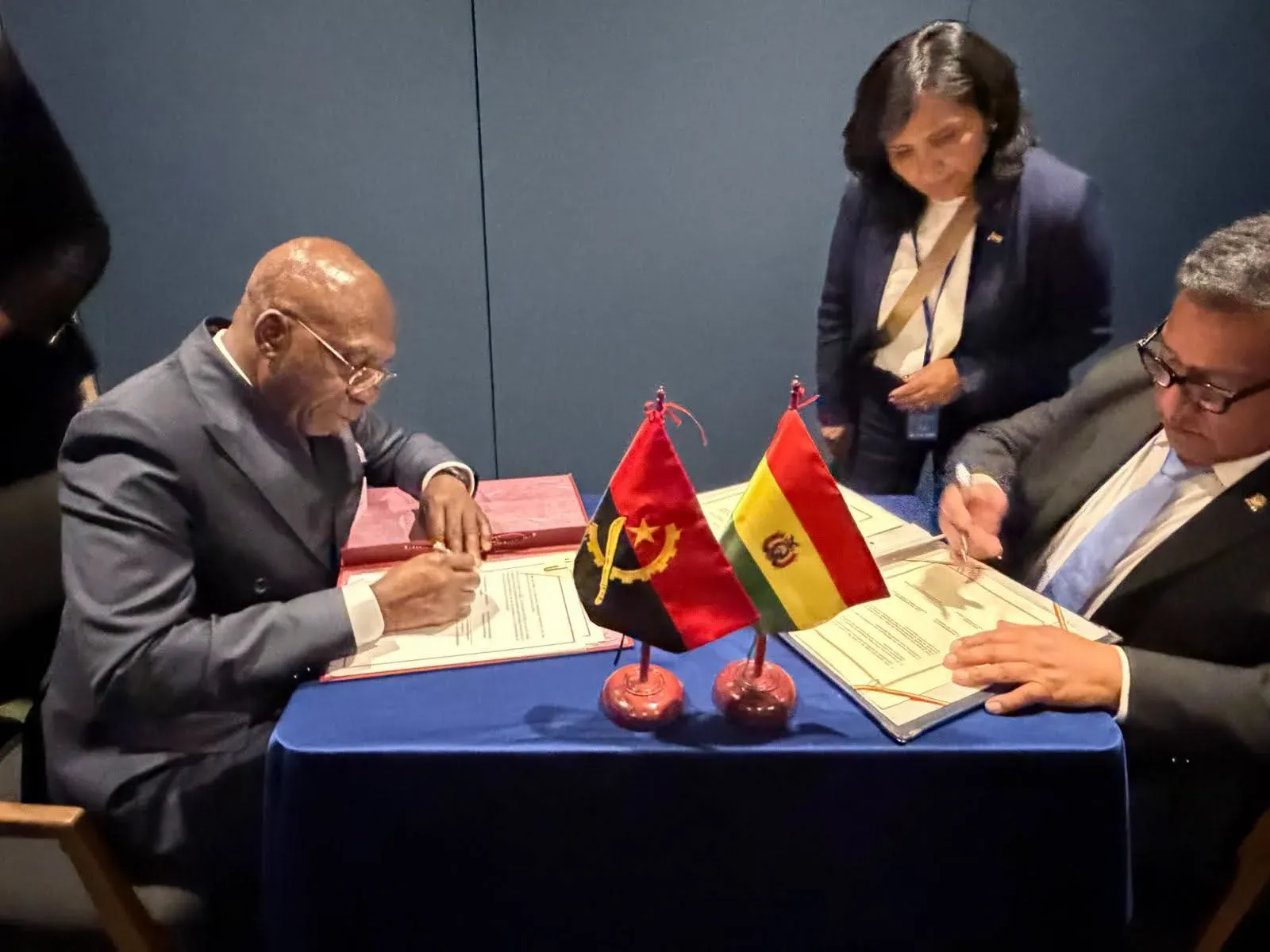 Angola e Bolívia assinam acordo de isenção de vistos para passaportes diplomáticos e de serviço por até 90 dias