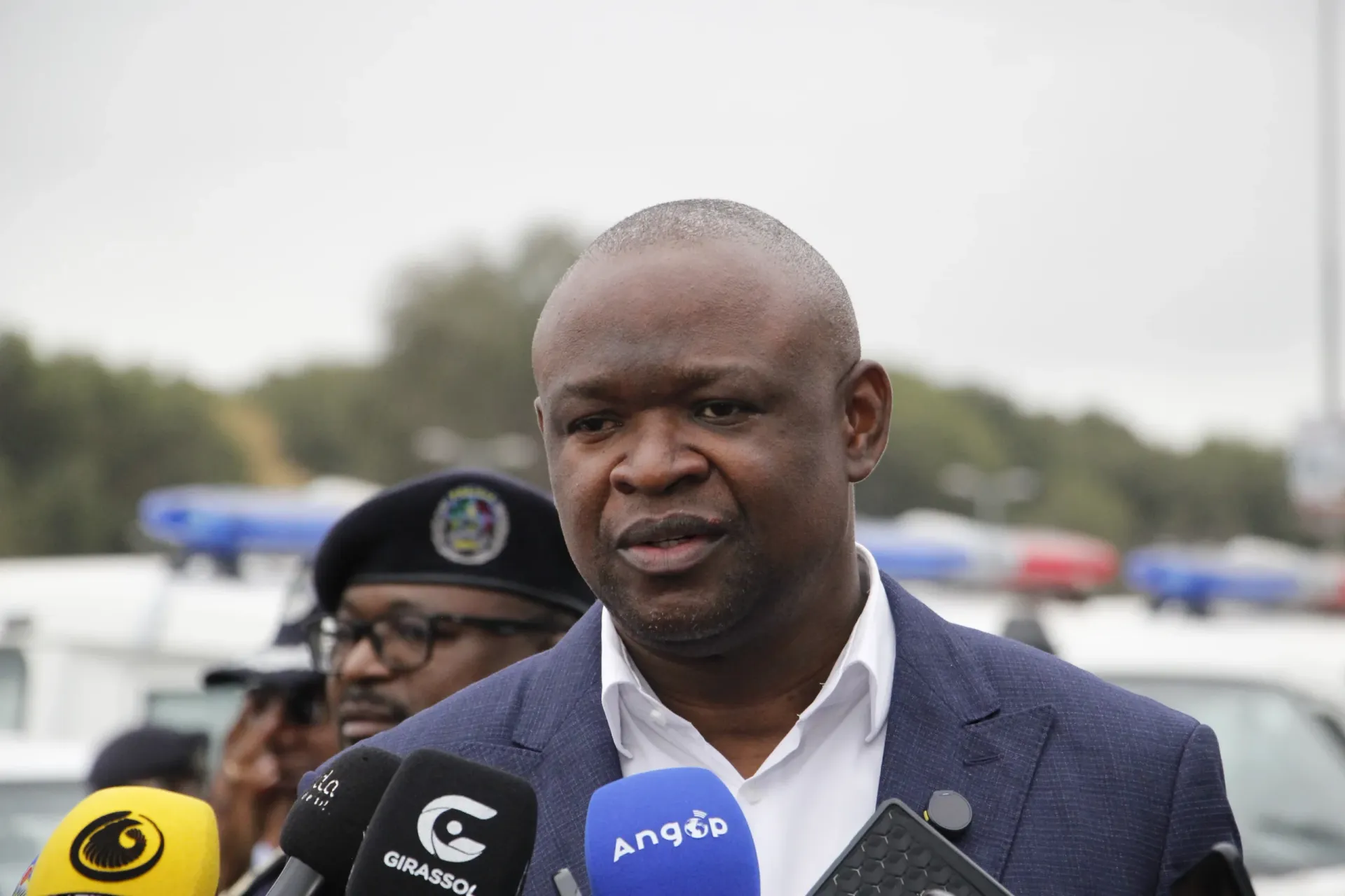 Ministro do Interior inaugura nova esquadra no bairro Paraíso e entrega 65 viaturas, 30 motorizadas e 2 autocarros à Polícia em Luanda