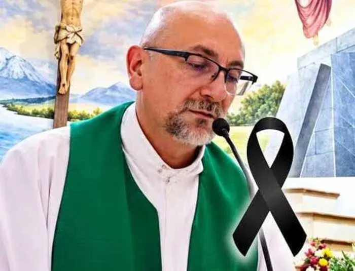 Padre morre durante missa após ser atingido por uma cruz que caiu da parede