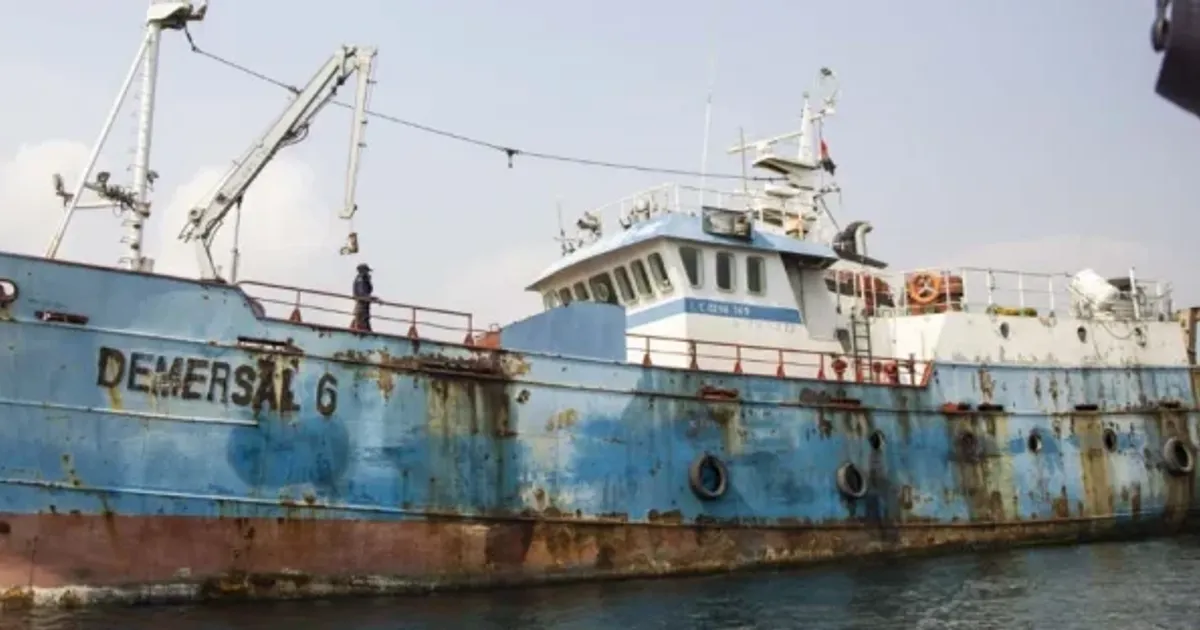 Polícia Fiscal Aduaneira apreende navio Demersal-6 e 14 mil litros de combustíveis