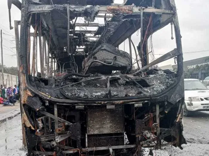 Autocarro incendeia em Viana com mais de 50 passageiros a bordo