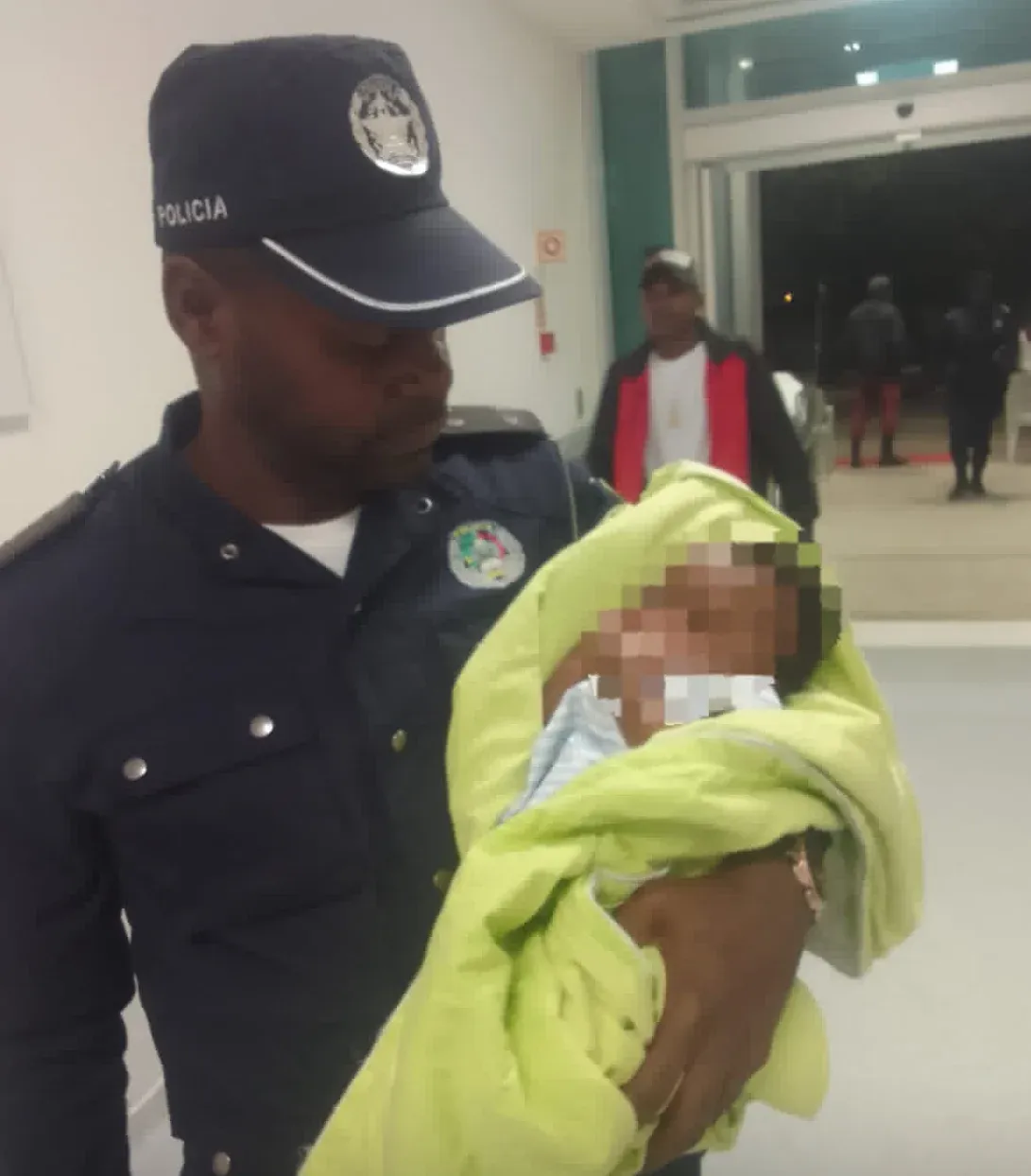Polícia Nacional resgata bebé de três meses numa lixeira no município da Camama