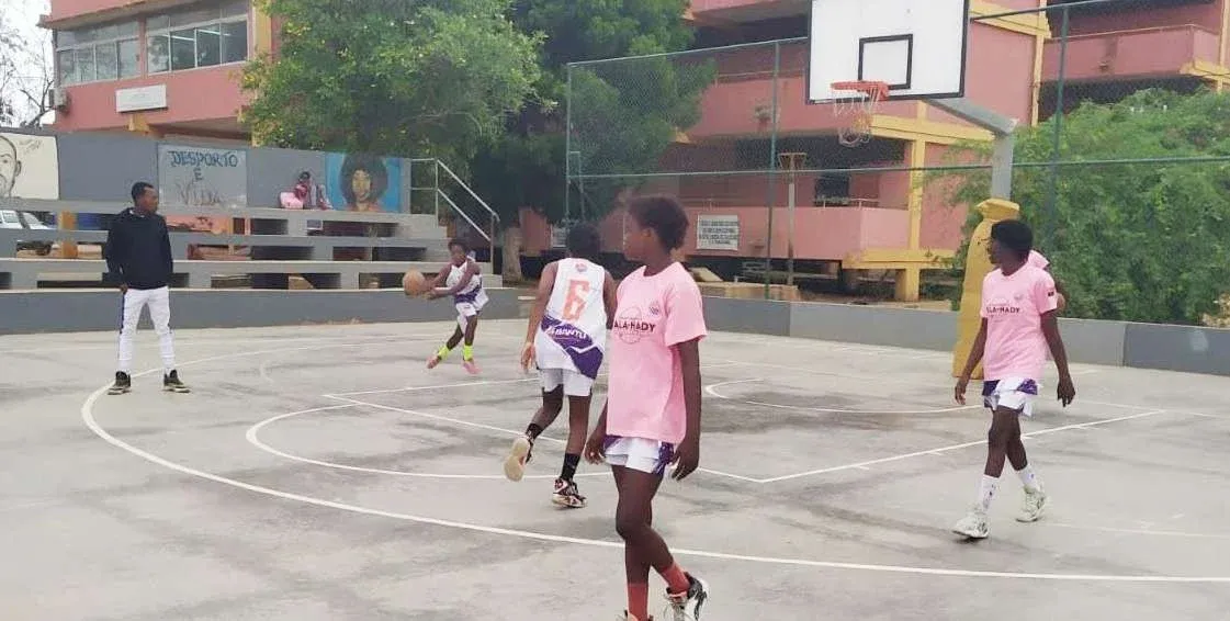 Campeão nacional de basquetebol em sub-14 precisa de 3,5 milhões de kwanzas para alimentar sonhos de jovens atletas