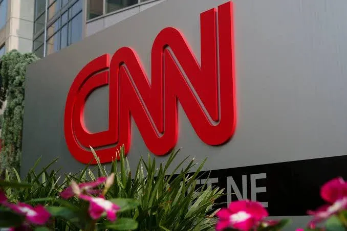 Cadeias de TV dos EUA suspendem cobertura de Trump em solidariedade com CNN