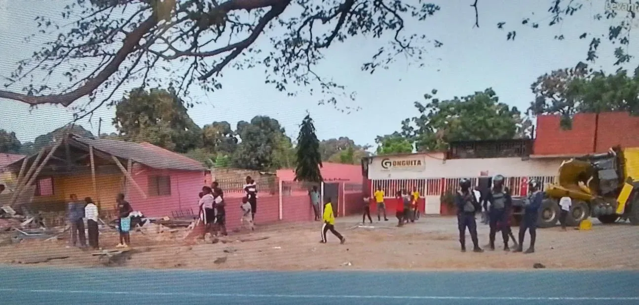 Camião desgovernado destrói parte de uma escola no Dande