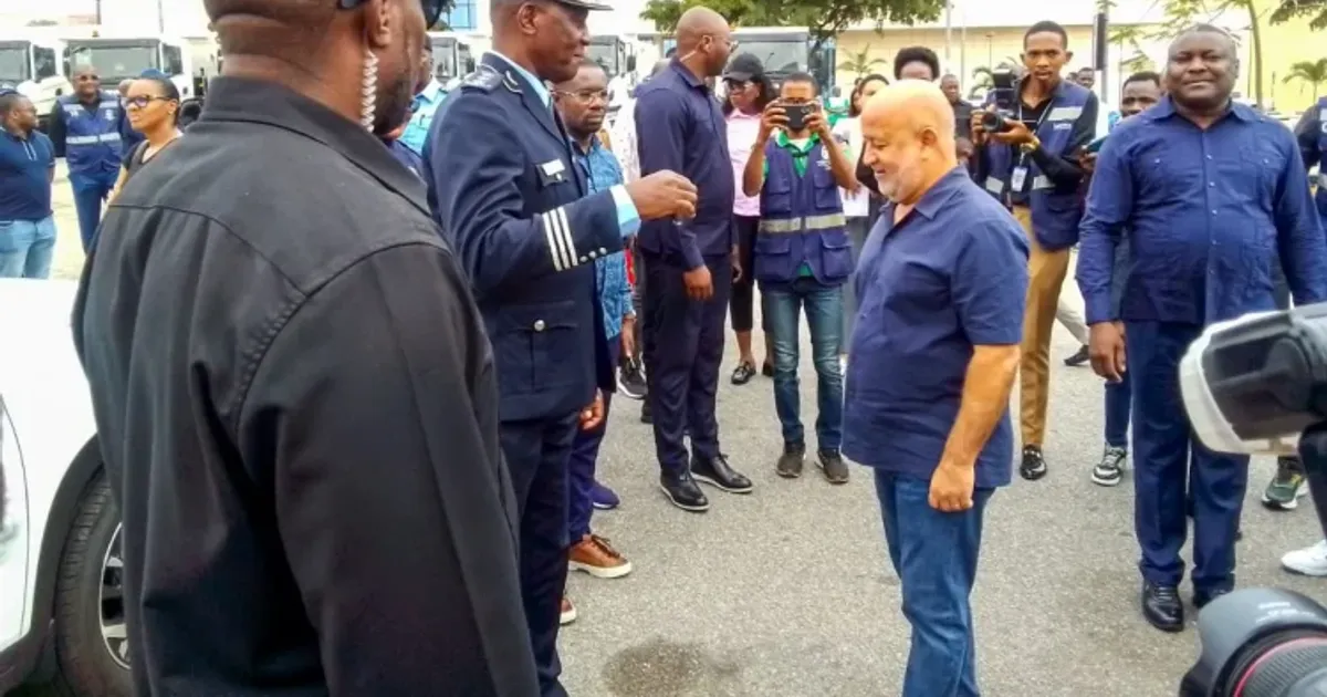 Governador de Luanda reforça Polícia Nacional e Elisal com novos meios rolantes