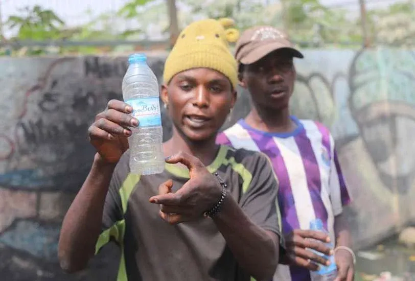Crianças e adolescentes inalam diluente “ngui” à luz do dia nas ruas de Luanda