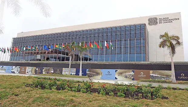 Último dia da Bienal de Luanda debate gestão da água e alterações climáticas