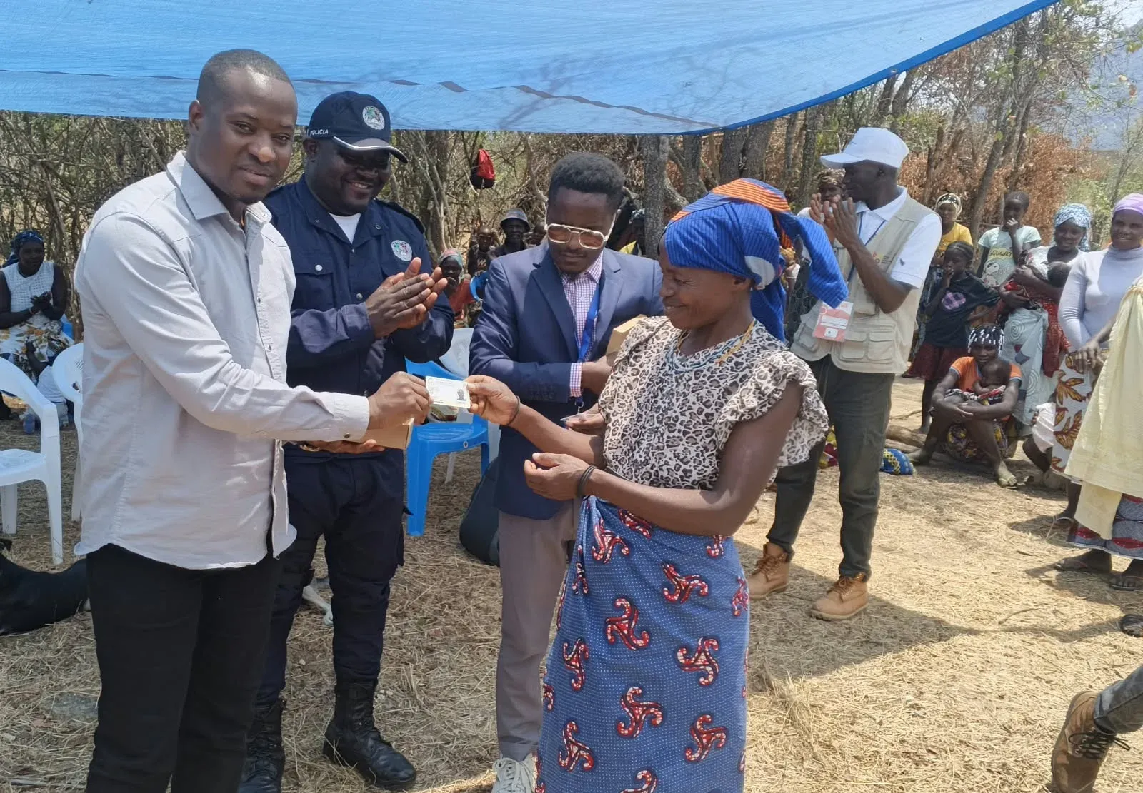 Camucuio entrega 161 Bilhetes de Identidade e mobiliza 151 cidadãos para actualização eleitoral na Serra da Neve, Namibe
