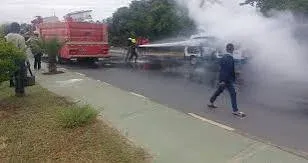 Mau estado técnico provoca incêndio de pequenas proporções em viatura de táxi no Lubango