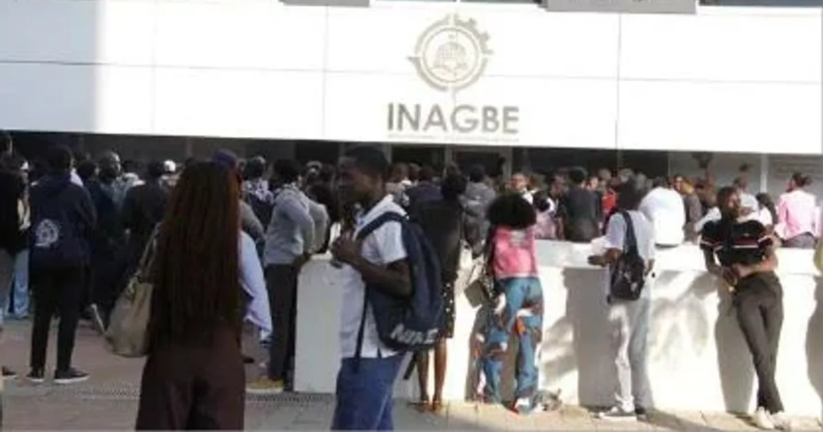 Candidatos à bolsa de estudo para Portugal “invadem” INAGBE no último dia de entrega dos documentos