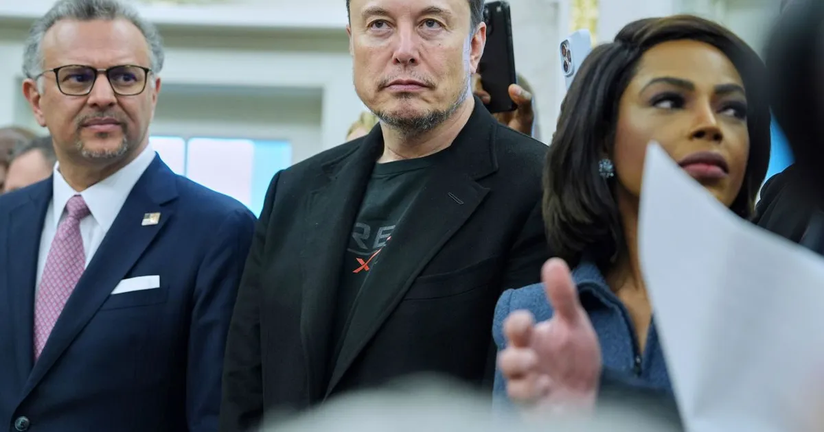 Trump confronta Ramaphosa e menciona Elon Musk durante reunião na Casa Branca