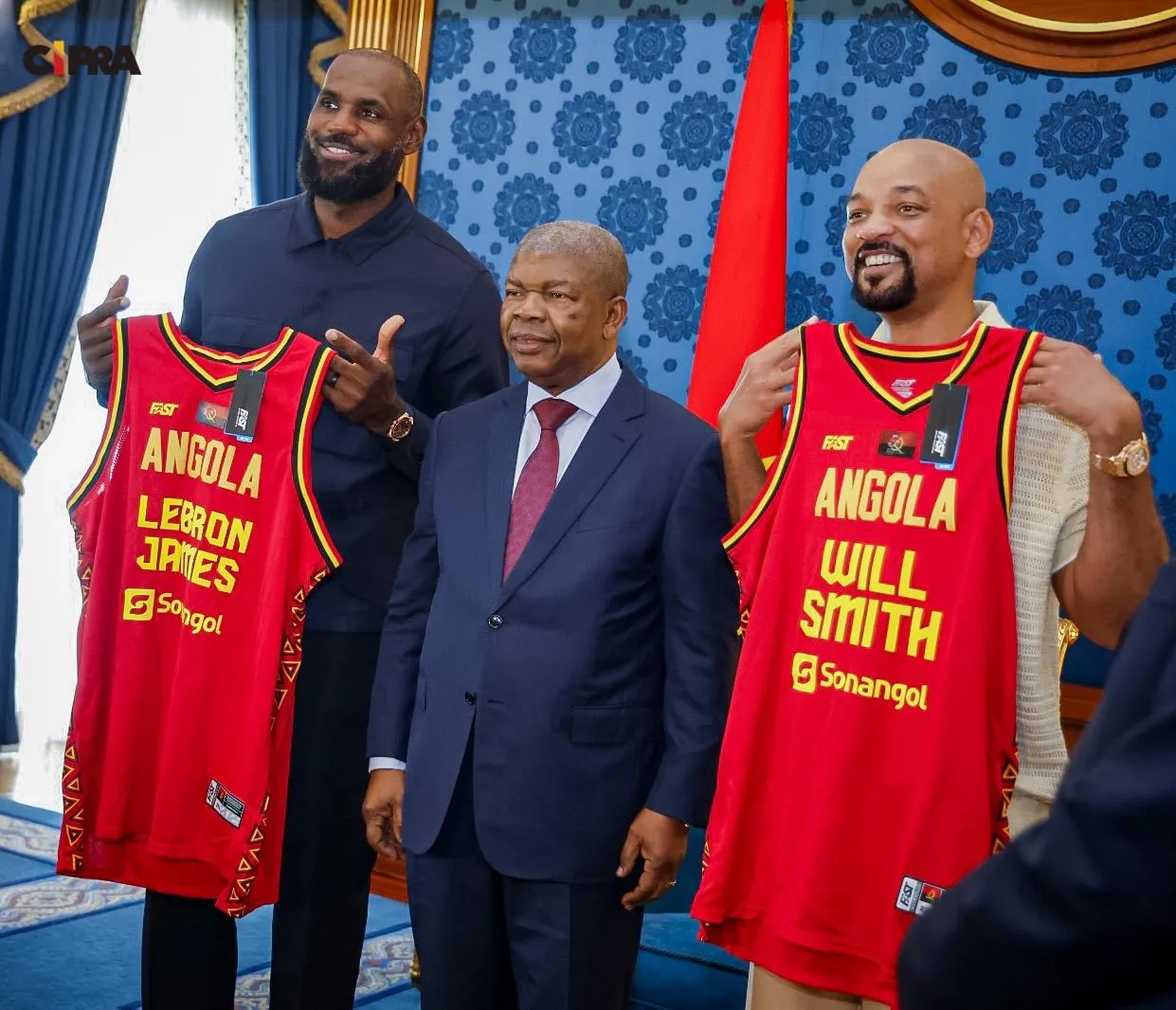 João Lourenço oferece camisolas da selecção de basquetebol a Will Smith e LeB...