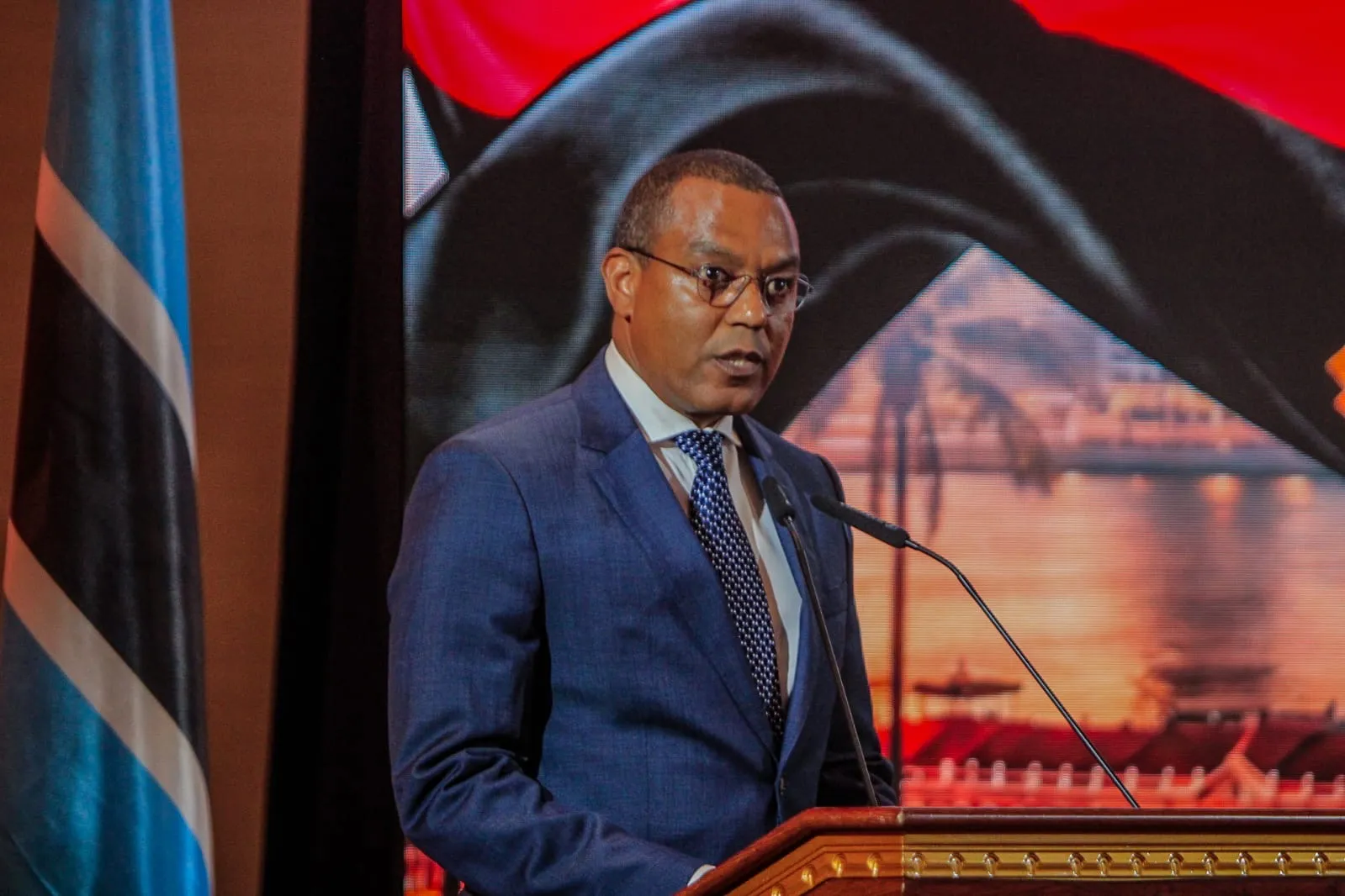 Botswana pede parcerias com empresários angolanos no fórum de Luanda, com foco na inovação e na mineração