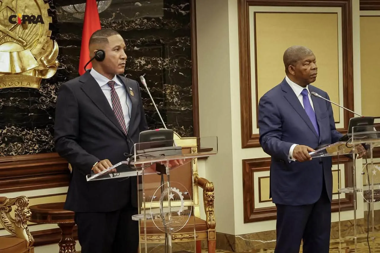 Presidentes do Bostwana e de Angola interagem com repórteres