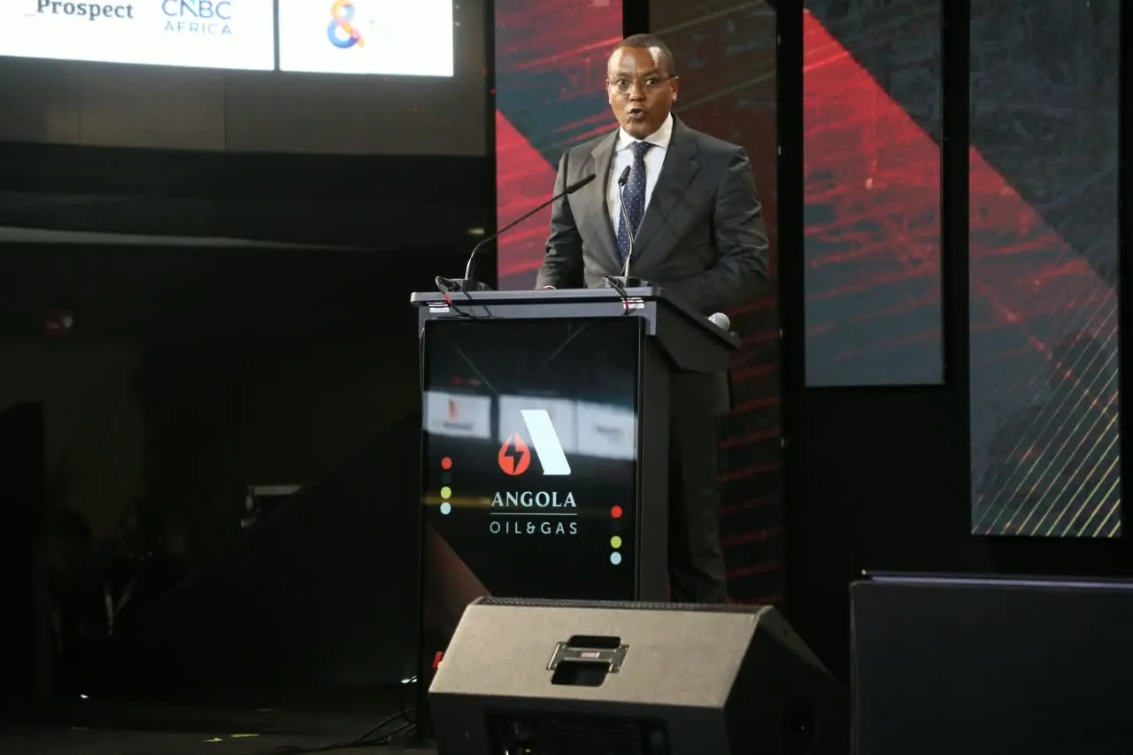 Angola investe cerca de 99 mil milhões de dólares no sector petrolífero