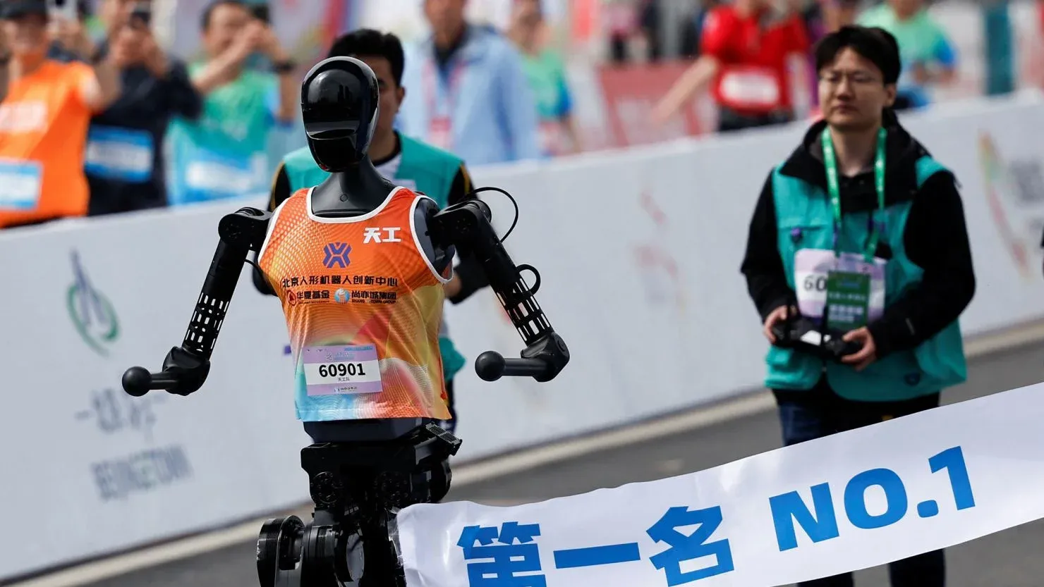 Pela primeira vez, robôs participam numa meia-maratona ao lado de humanos