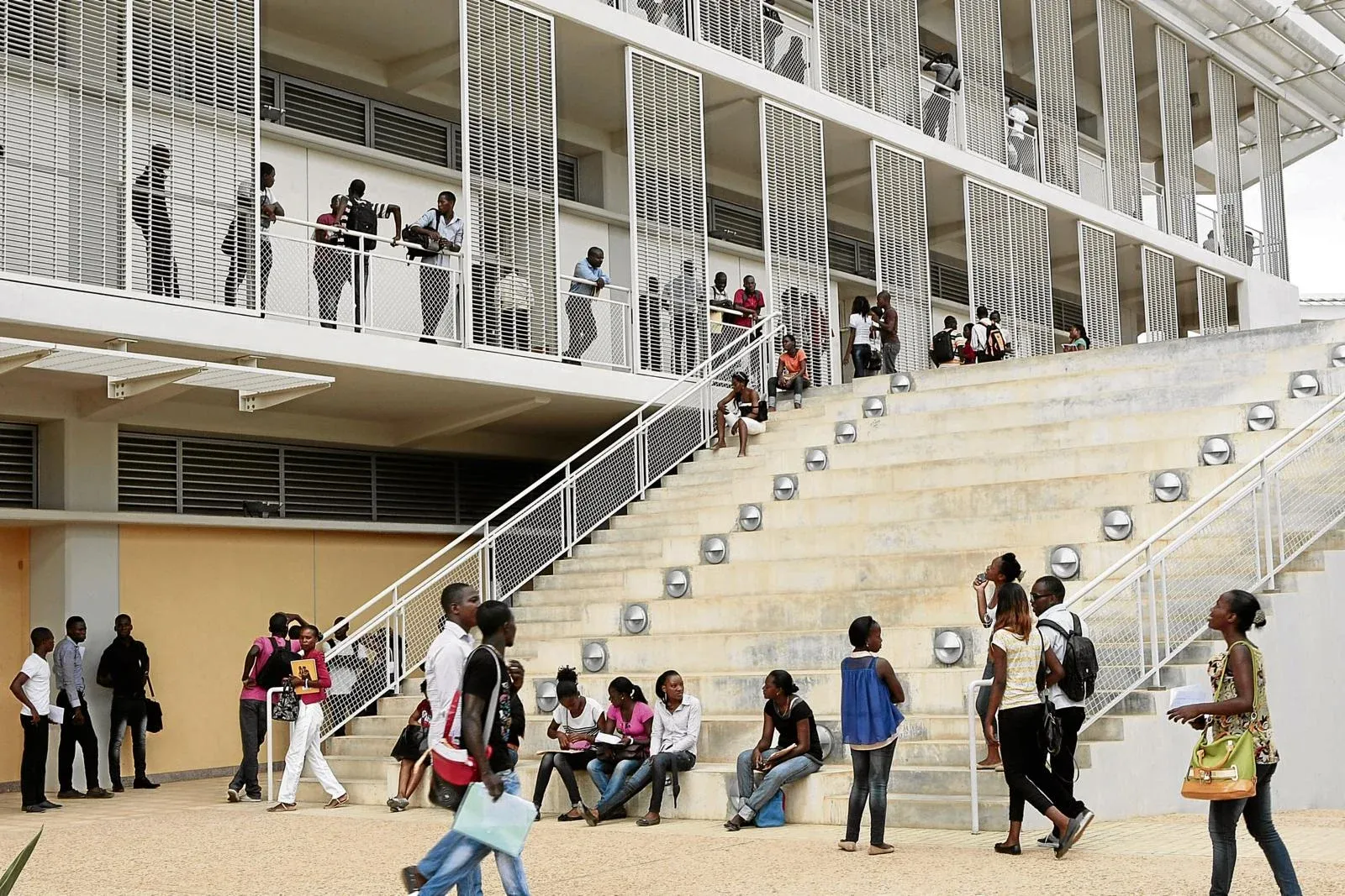 UAN é a primeira universidade a operar com acesso pleno à internet fornecida pelo Angosat-2
