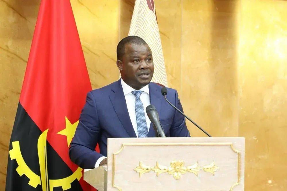 Ministro explica que compra de bandeiras para os 50 anos da independência será feita em Angola