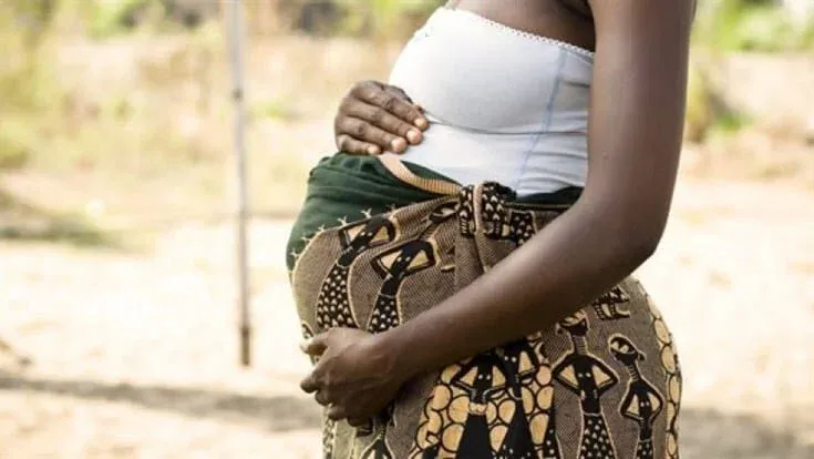 Angola prevê colocar microchips contraceptivos em mulheres para prevenir a gravidez precoce