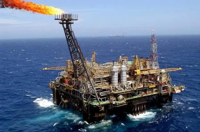 Brent cai para 98,28 dólares com recuperação da oferta no Médio Oriente e mercado perto de mínimos de duas semanas