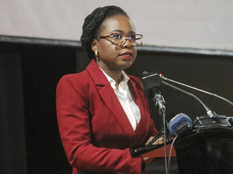Subida do preço do petróleo impulsionada pela crise no Médio Oriente beneficiou Angola, reconhece Vera Daves