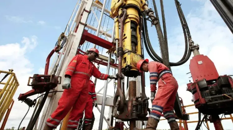 Preço do barril de petróleo ultrapassou os 100 dólares pela primeira vez desde 2022