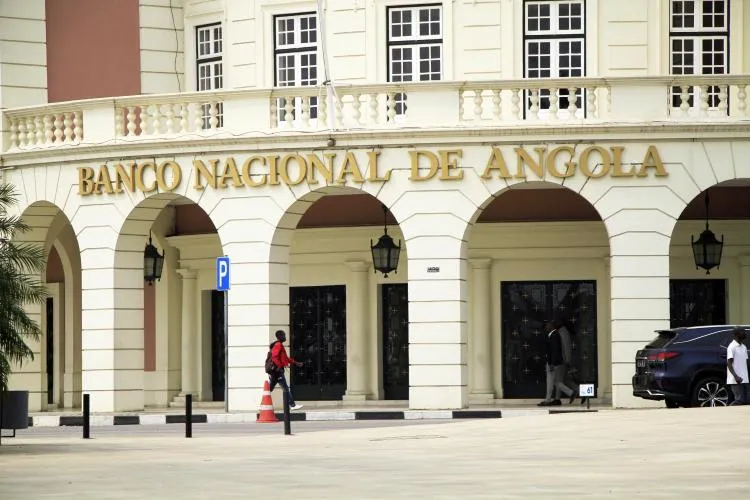 BNA corta em 40% o limite de transferências para fora de Angola