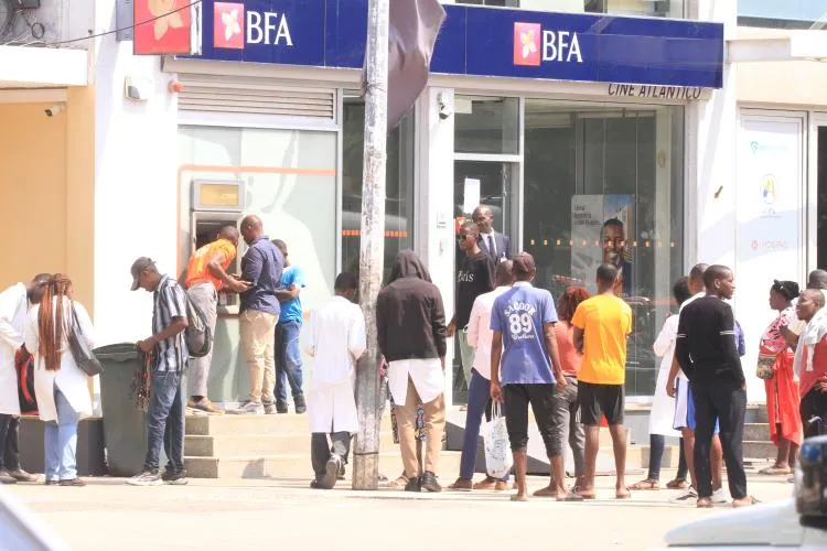 Falta de dinheiro nos ATM leva clientes a acusar bancos de desrespeito pelas regras do BNA