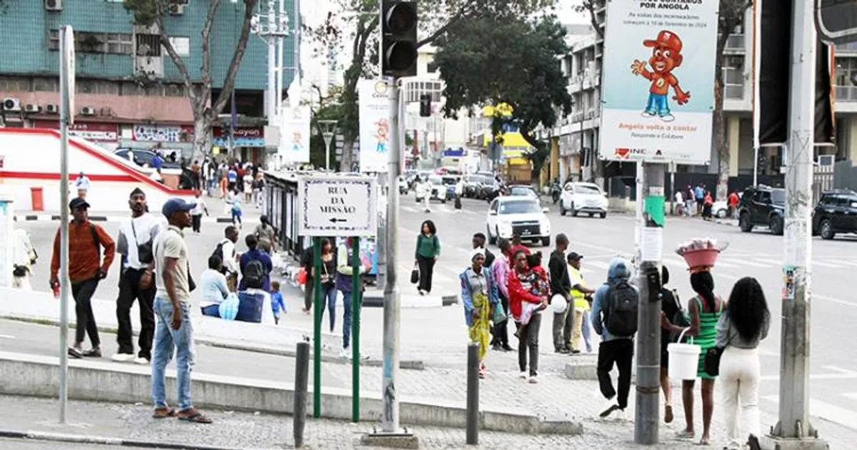 Clima económico recua para níveis mais baixos dos últimos três anos e famílias continuam mais pobres