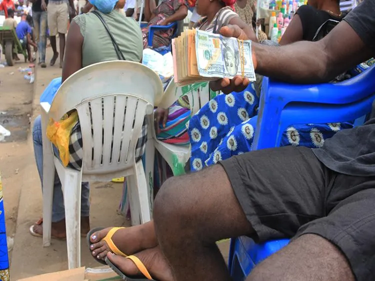 Crise das divisas sufoca Kinguilas de Luanda: da abundância ao "trabalho para a barriga"