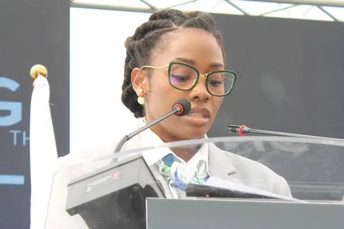 Cristina Lourenço diz que dívida pública continua a dominar mercado de capitais e que acções pesam 4,51% do PIB