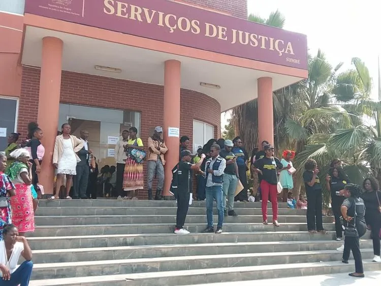 Oficiais de Justiça e Governo à mesa das negociações para suspender paralisação