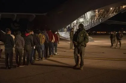 Especialistas da ONU pedem suspensão de deportações de migrantes para países terceiros