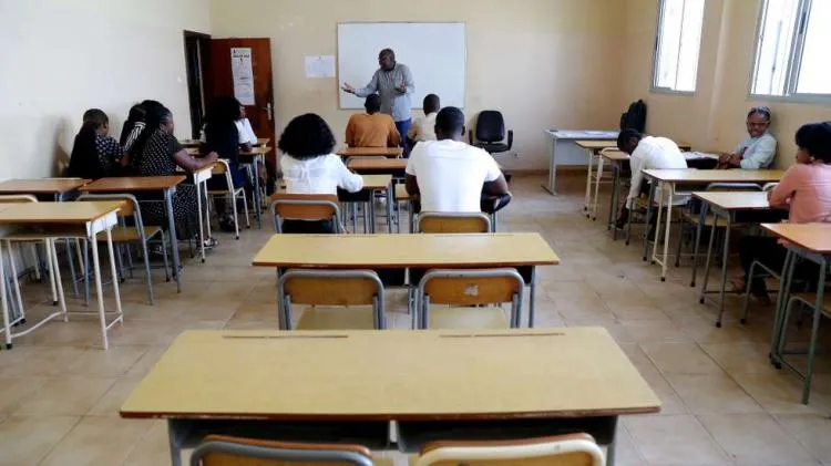 Aumento das propinas no ensino privado ameaça atirar milhares de estudantes para a exclusão escolar