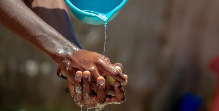 Epidemia de ébola em África mais complexa após primeiro caso positivo na Nigéria, refere OMS