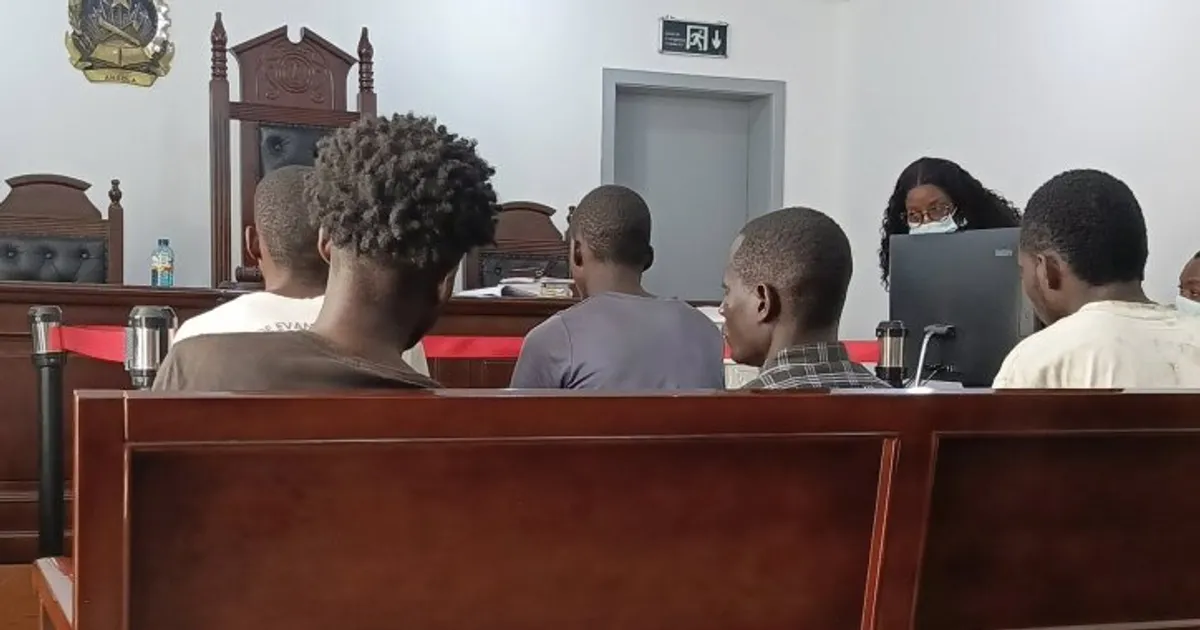 Cinco cidadãos condenados a um ano de prisão por vandalização dos supermercados Arreiou e Angomart em Luanda