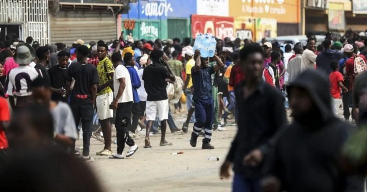 Luanda vive mais um dia de pilhagens. Supermercados são o principal alvo
